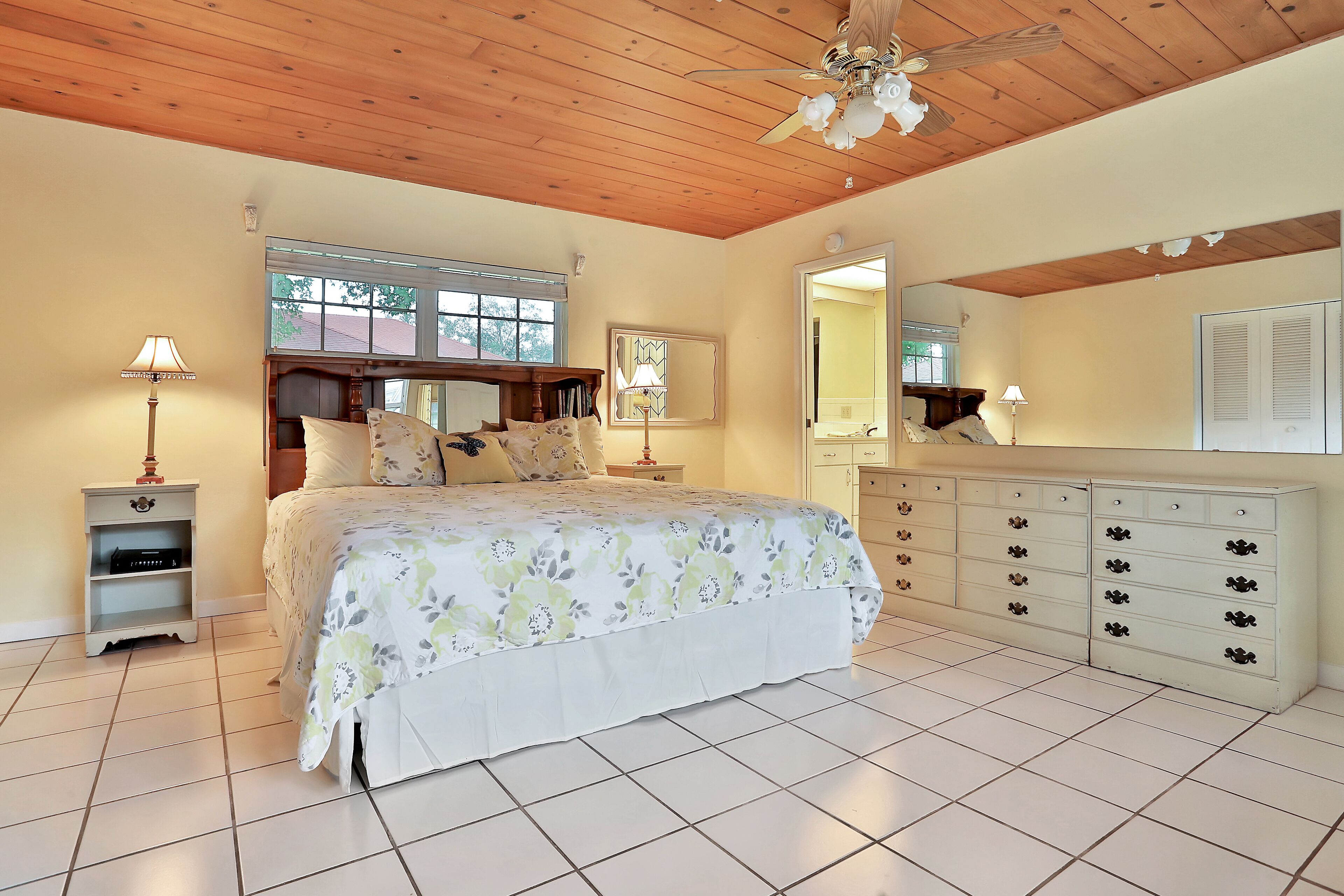 Charming Lakefront Pool Home - 5 Min to Legoland!