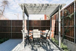 Outdoor dining - High-Spec Opulent Townhouse in Oak Lawn (Dallas)