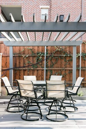 Outdoor dining - High-Spec Opulent Townhouse in Oak Lawn (Dallas)