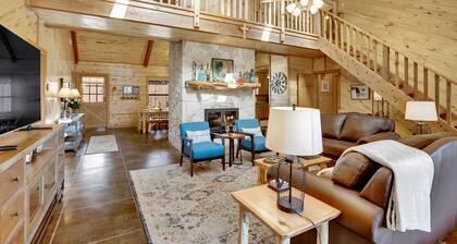 Stunning Luxury Log Cabin Near Town - Wheelchair Accessible!