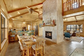 Dining - Stunning Luxury Log Cabin Near Town - Wheelchair Accessible! (Fredericksburg)
