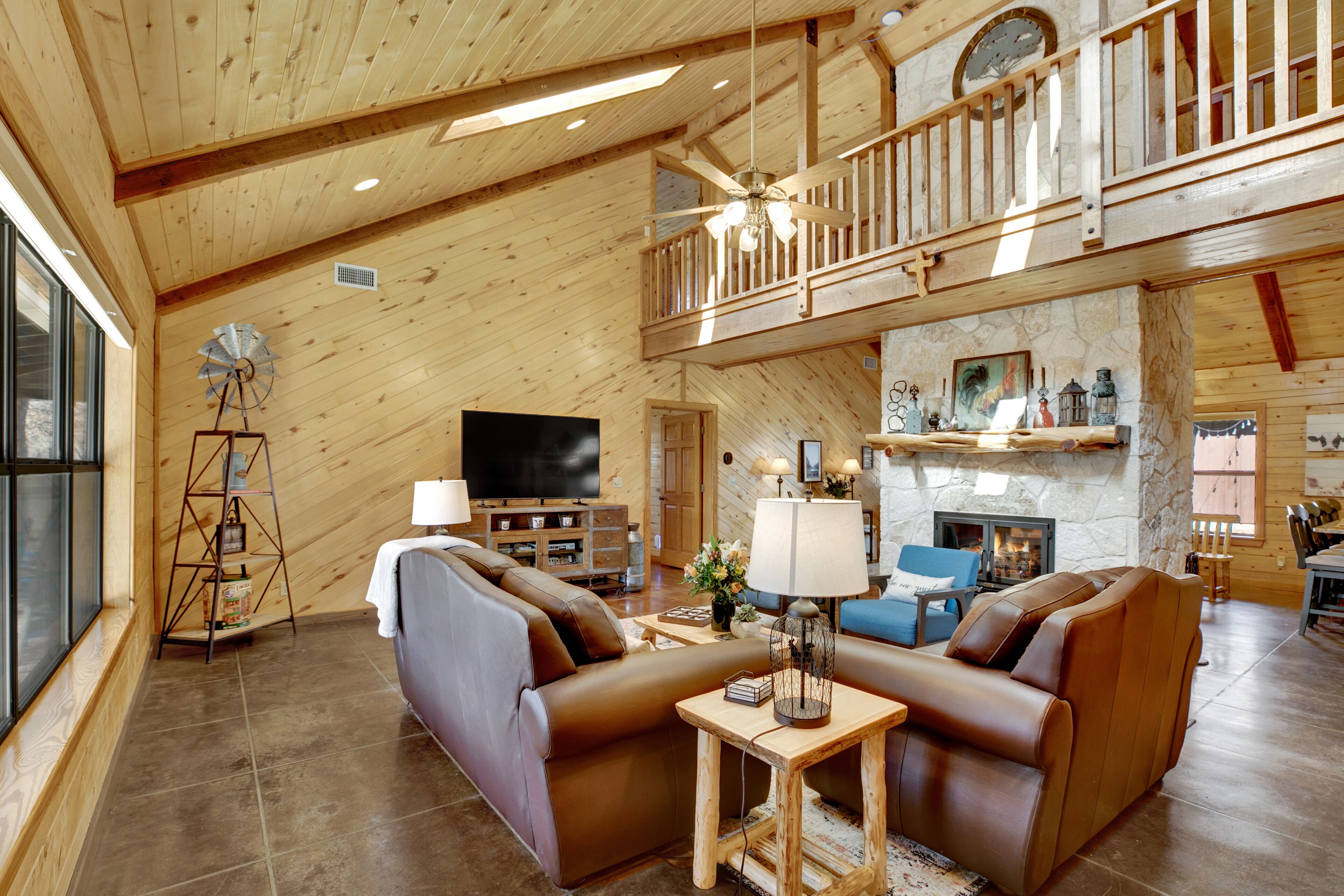Stunning Luxury Log Cabin Near Town - Wheelchair Accessible!