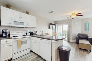 Jääkaappi, mikroaaltouuni, uuni, liesi