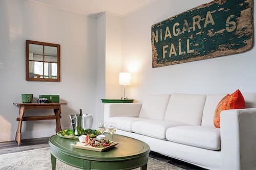 Premium 1 King Suite | Living area