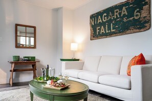 42-inch flat-screen TV with cable channels, TV, books - Kent Motel Niagara on the Lake (Niagara-on-the-Lake)