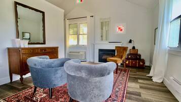 Premium kamer, 1 kingsize bed | Woonruimte | Een 42-inch flatscreentelevisie met kabelzenders en een televisie