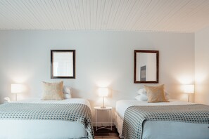 Deluxe 2 Queen Beds | Egyptian cotton sheets, premium bedding, minibar, blackout drapes - Kent Motel Niagara on the Lake (Niagara-on-the-Lake)