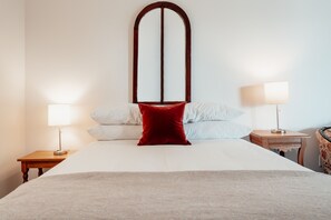 Deluxe 1 Queen Bed and Sitting area | Egyptian cotton sheets, premium bedding, minibar, blackout drapes - Kent Motel Niagara on the Lake (Niagara-on-the-Lake)