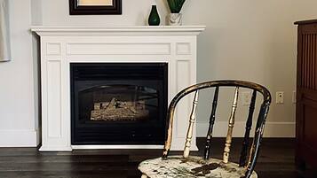 Premium 1 King Suite | Living area | 42-inch flat-screen TV with cable channels, TV, books