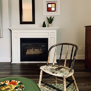 Premium 1 King Suite | Living area | 42-inch flat-screen TV with cable channels, TV, books - Kent Motel Niagara on the Lake (Niagara-on-the-Lake)