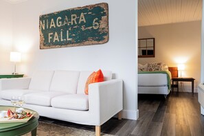 Premium 1 King Suite | Living area | 42-inch flat-screen TV with cable channels, TV, books - Kent Motel Niagara on the Lake (Niagara-on-the-Lake)