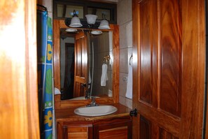 Douche, sèche-cheveux, serviettes fournies, savon