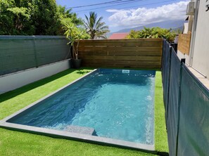 Outdoor pool, a heated pool - Logmt n°2 Swimming pool and private SPA (Saint-Pierre)