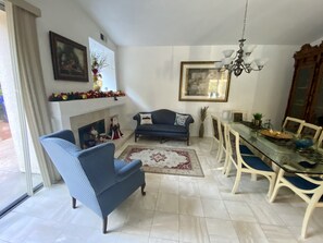 Smart TV, fireplace
