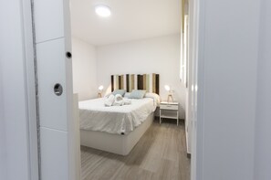 2 quartos, escrivaninha, ferros/tábuas de passar roupa, berço de viagem