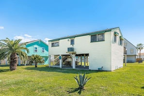 Exterior - Pineapple by the Sea - Outdoor Bar, Walk to Beach! (Jamaica Beach)