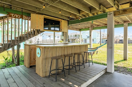 Pineapple by the Sea - Outdoor Bar, Walk to Beach!