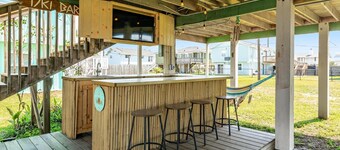 Pineapple by the Sea - Outdoor Bar, Walk to Beach!