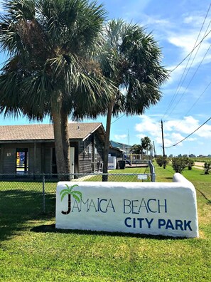 Property grounds - Walk to Beach & Local Restaurants! Outdoor Bar! (Jamaica Beach)
