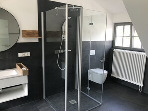 Vasca, asciugacapelli, asciugamani, sapone