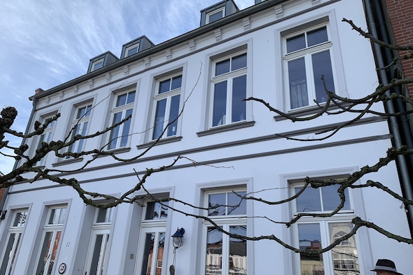 Das Haus ist ein Denkmal im Hafenensemble.