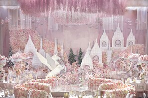 A wedding venue with white towers, floral arrangements, and a central fountain. - Holiday Inn Chongqing University Town (Chongqing)