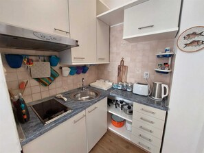 Refrigerador, parrilla de estufa y cafetera y tetera 