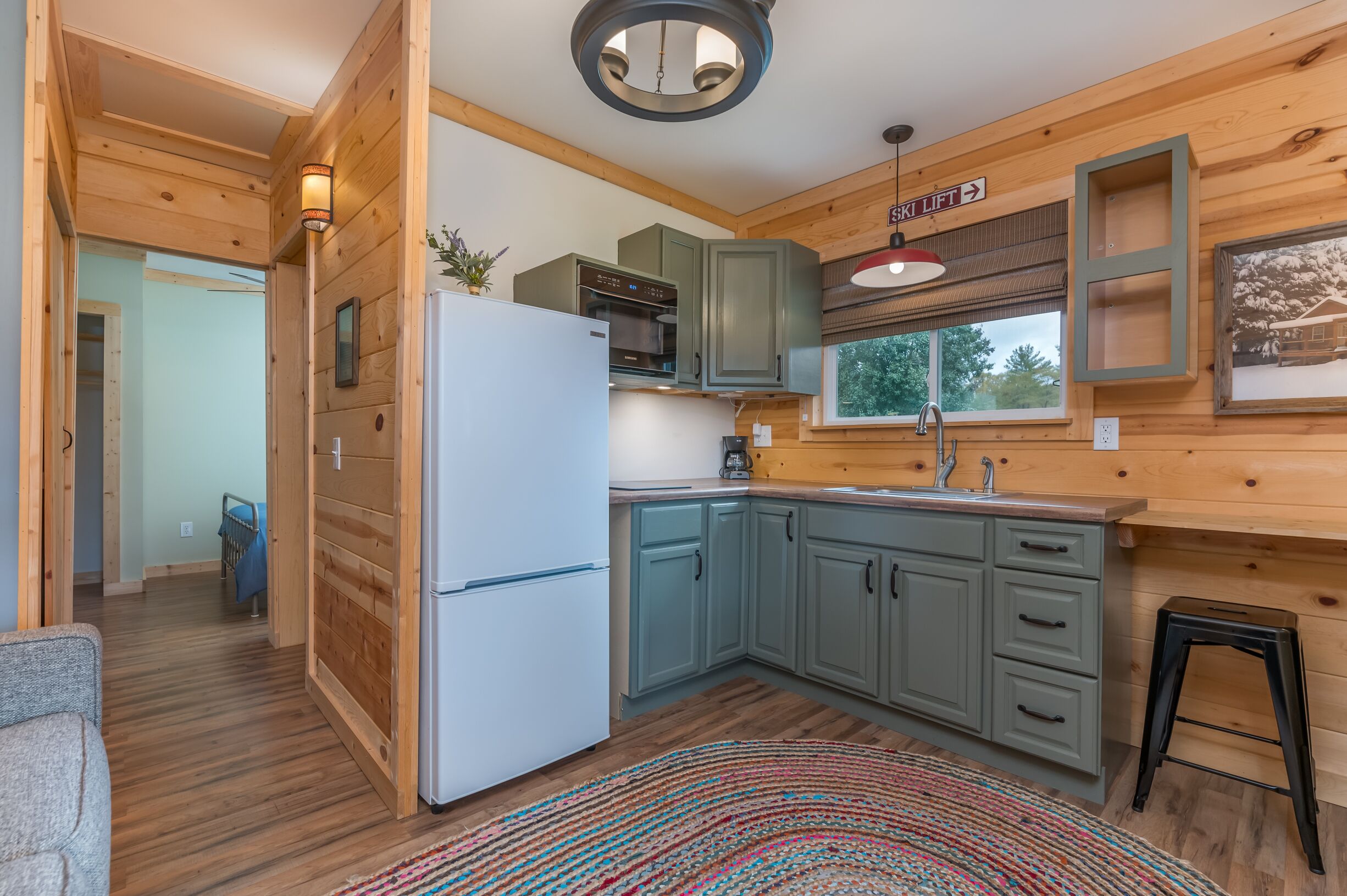 TINY HOUSE IN MEADOW SETTING / HENDERSONVILLE / APPLE ORCHARD & WINERY AREA