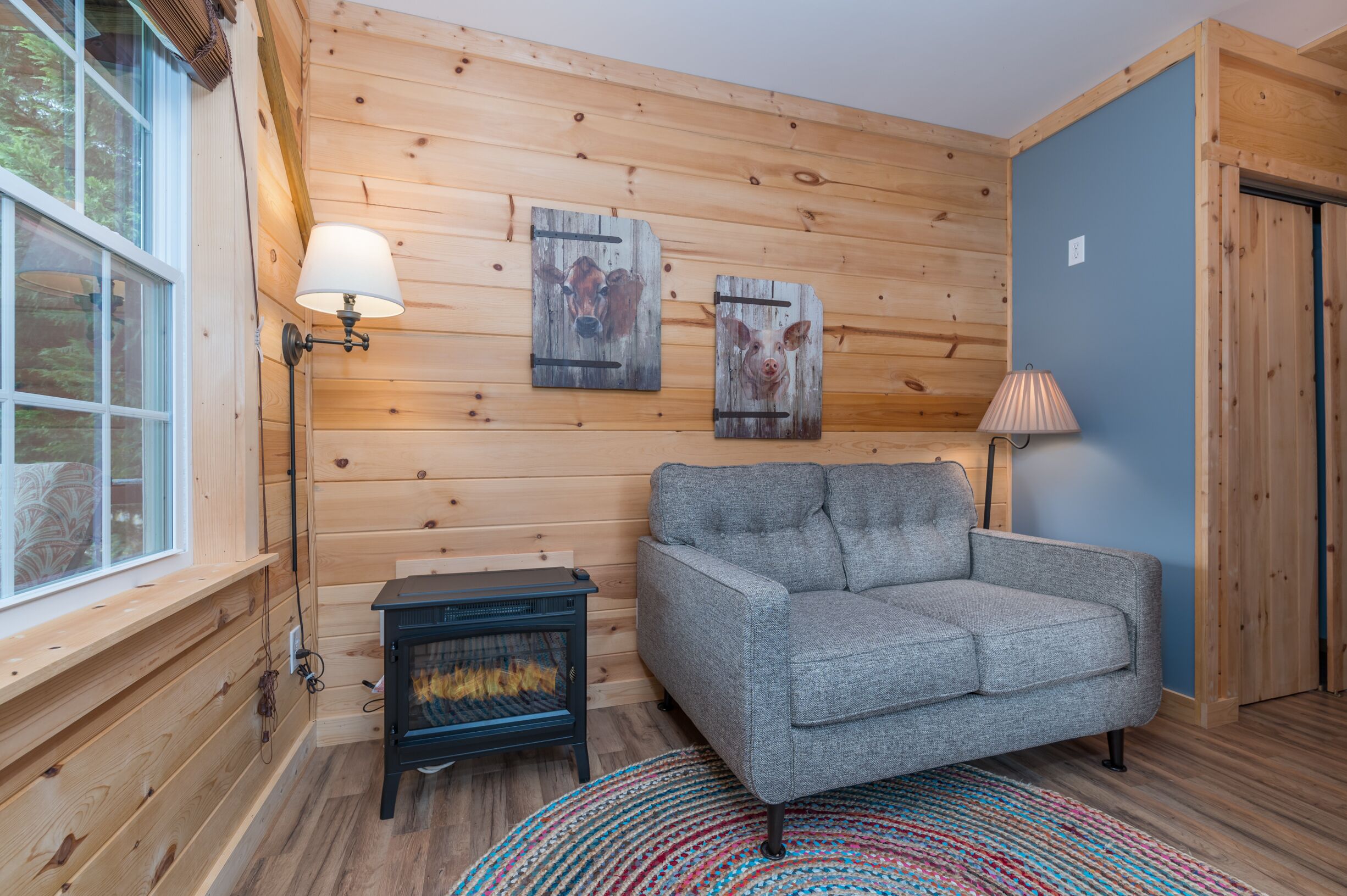 TINY HOUSE IN MEADOW SETTING / HENDERSONVILLE / APPLE ORCHARD & WINERY AREA