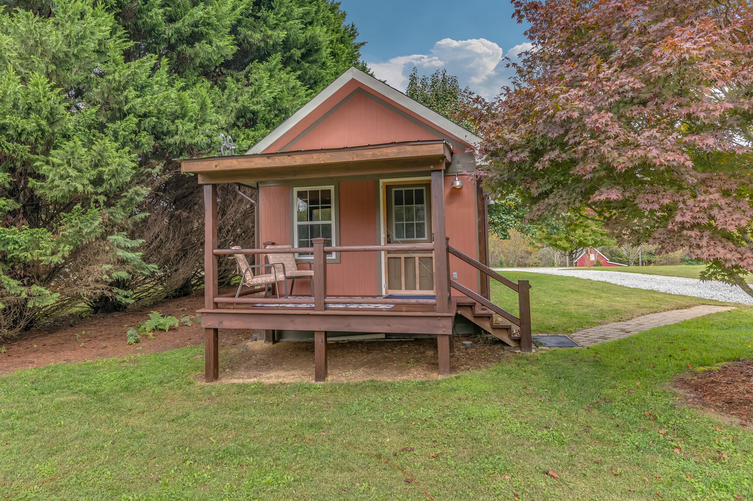 TINY HOUSE IN MEADOW SETTING / HENDERSONVILLE / APPLE ORCHARD & WINERY AREA