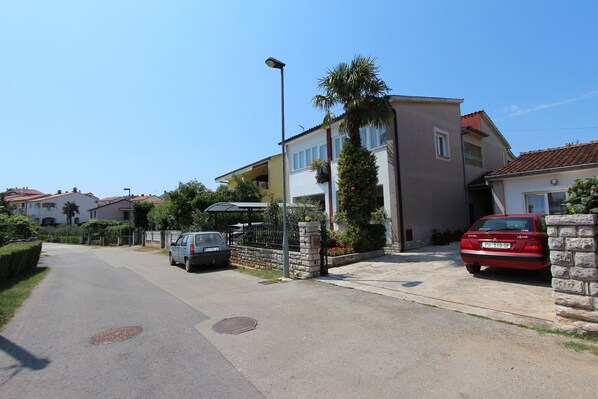 A residential street with houses, a parked car, and a clear sky. - PINA Studio 3 with terrace (Rovinj)