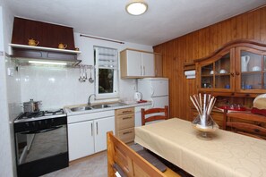 Fridge, microwave, oven, stovetop - PINA Studio 3 with terrace (Rovinj)