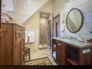 Combined shower/tub, jetted tub, hair dryer, towels