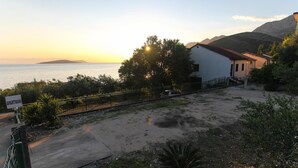 A coastal property with a view of the sea and mountains. - VILLA ALEX  One-Bedroom Apartment (ANA) (Podaca)