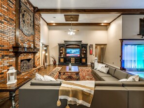 TV connectée, cheminée, jeux vidéo, lecteur de DVD