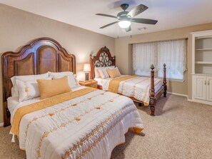 4 quartos, escrivaninha, ferros/tábuas de passar roupa