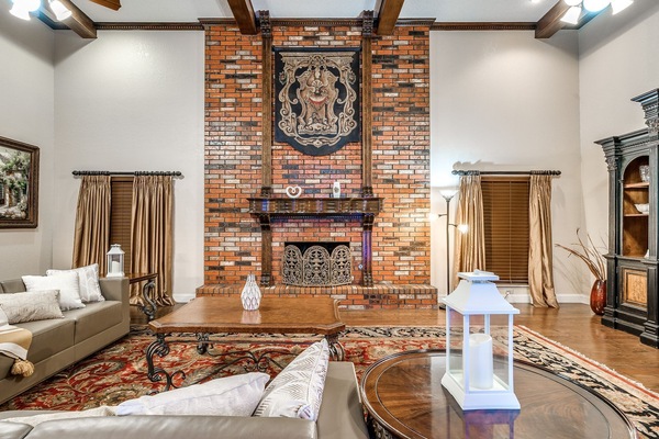 Smart-tv, een open haard, videospelletjes en een dvd-speler