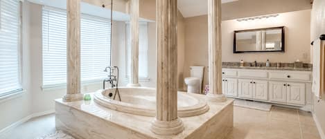 Ensemble douche/baignoire, sèche-cheveux, serviettes fournies, savon