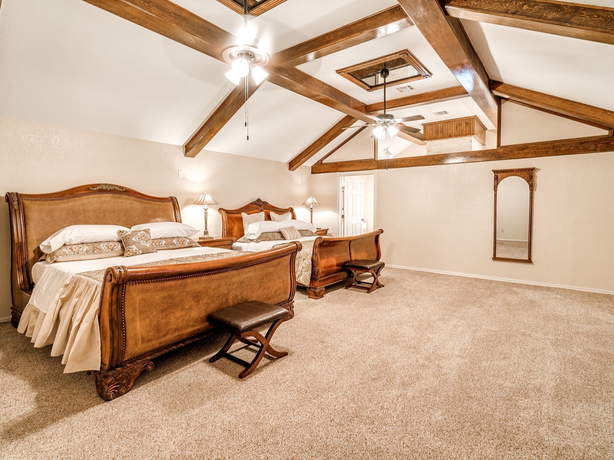 4 habitaciones, escritorio, tabla de planchar con plancha y wifi gratis 