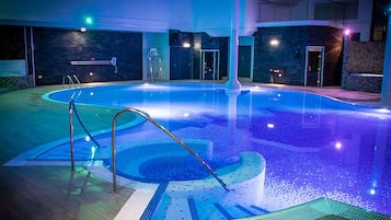 Una piscina cubierta, una piscina al aire libre