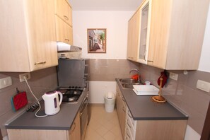 Frigorífico, microondas, horno y placa de cocina