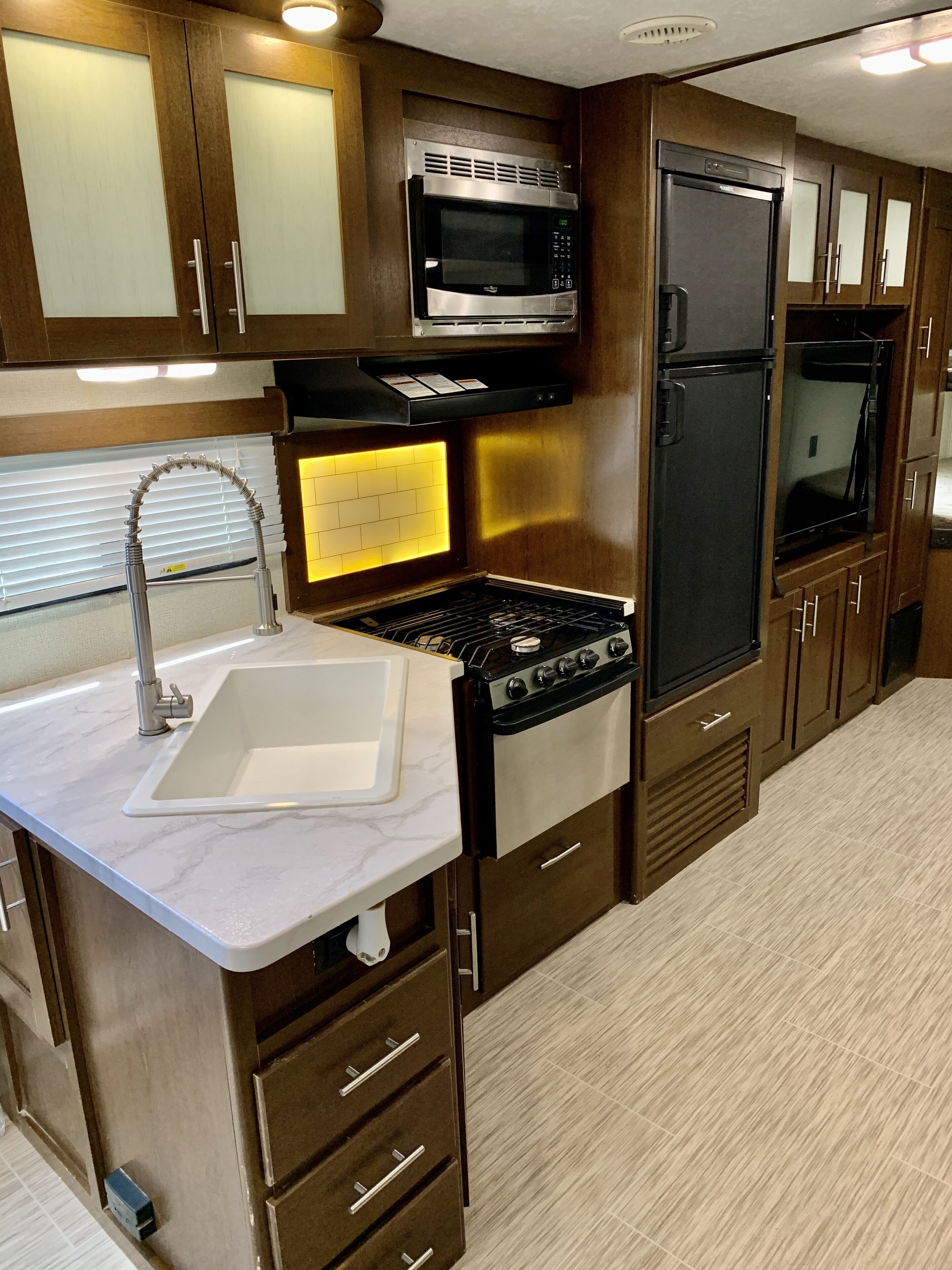 Kjøleskap, mikrobølgeovn, ovn og kokeplater