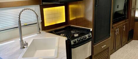 Kjøleskap, mikrobølgeovn, ovn og kokeplater