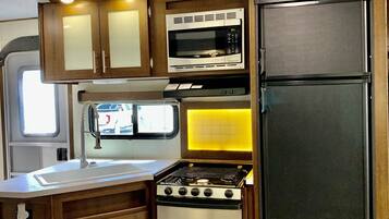 Refrigerador, microondas, horno y parrilla de estufa