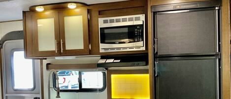 Kühlschrank, Mikrowelle, Ofen, Herdplatte