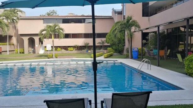 Una piscina al aire libre