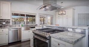 Fridge, microwave, oven, stovetop -  3 TREE VILLA  w Level 2 EV Charging (Yucca Valley)