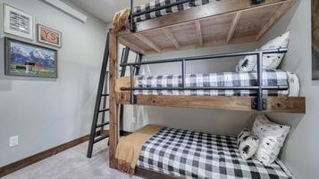 2 quartos, ferros/tábuas de passar roupa, Wi-Fi, roupa de cama