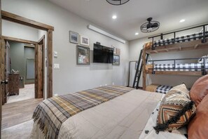2 bedrooms, iron/ironing board, WiFi, bed sheets - Comfortable cabin rentals at the crossroads of Yellowstone and Jackson Hole (Ashton)