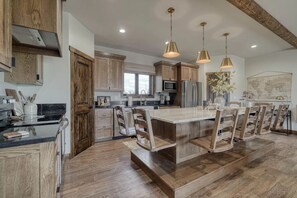 Fridge, microwave, oven, stovetop - Comfortable cabin rentals at the crossroads of Yellowstone and Jackson Hole (Ashton)